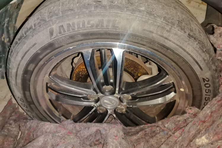 Used BAIC Weiwang M50F 2017 1.5L Comfort Edition Right Front Wheel Hub