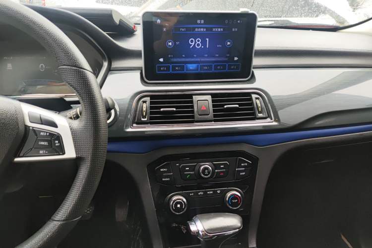 Used BAIC Weiwang M60 2017 1.5T CVT Diamond Edition Audio And AC Panel