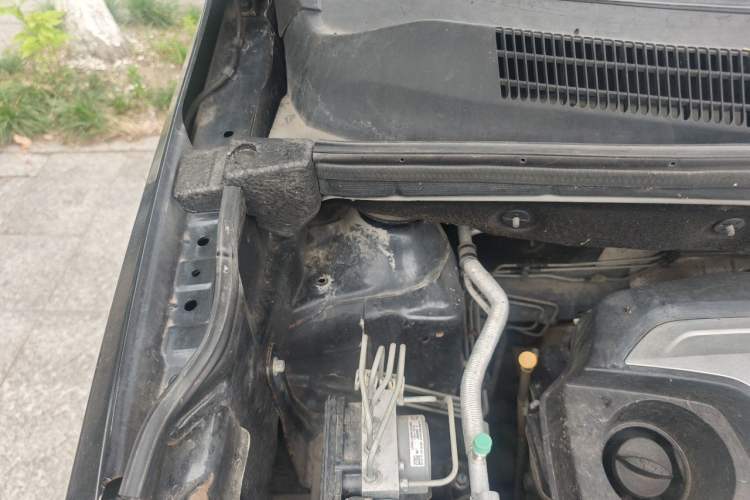 Used BAIC Weiwang M60 2017 1.5T CVT King Edition Engine Bay Right