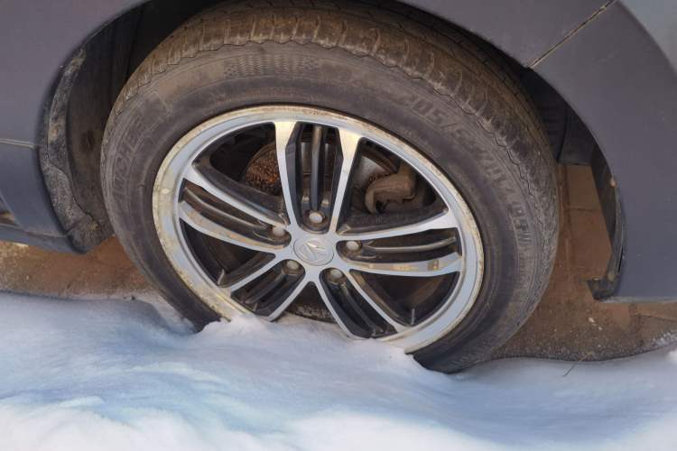 Used BAIC Weiwang M60 2017 1.5L Manual Platinum Edition Right Front Wheel Hub