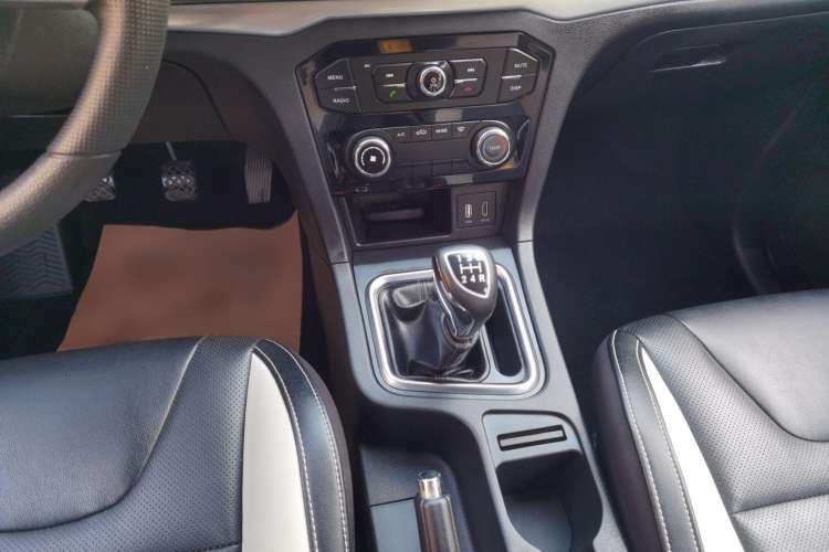 Used BAIC Weiwang M60 2017 1.5L Manual Platinum Edition Interior 6