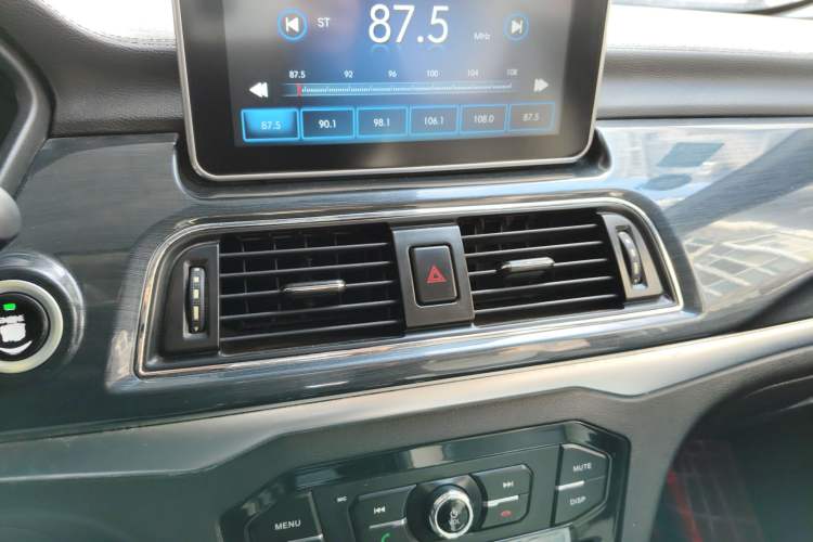 Used BAIC Weiwang M60 2017 1.5L Manual Platinum Edition Audio And AC Panel