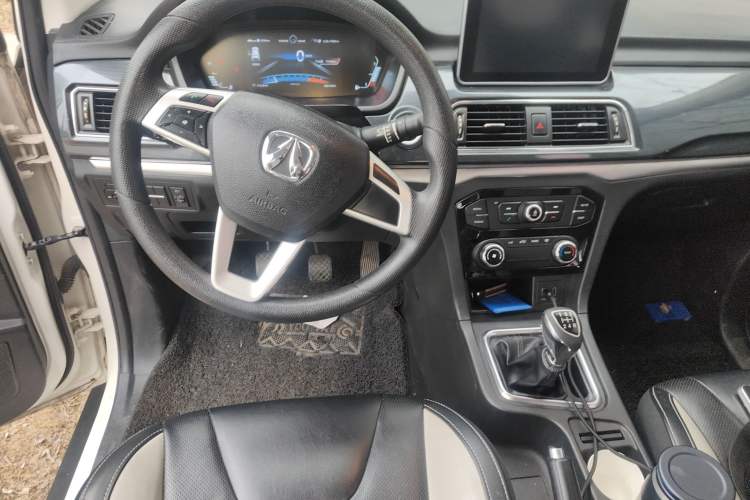 Used BAIC Weiwang M60 2017 1.5L Manual Platinum Edition Center Console