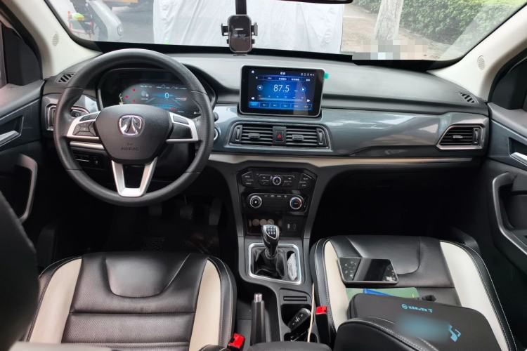 Used BAIC Weiwang M60 2017 1.5L Manual Platinum Edition Center Console