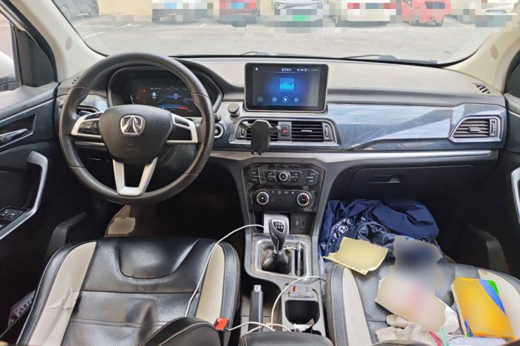 Used BAIC Weiwang M60 2017 1.5L Manual Platinum Edition Center Console