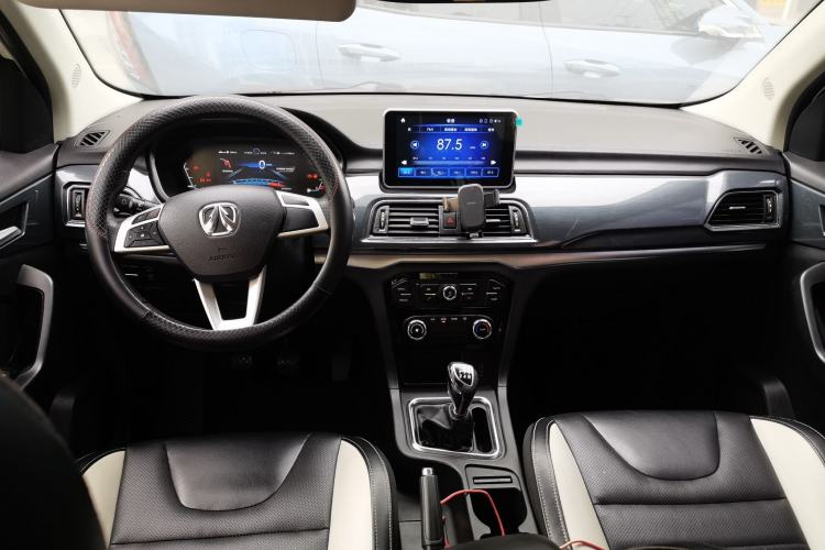 Used BAIC Weiwang M60 2017 1.5L Manual Platinum Edition Center Console