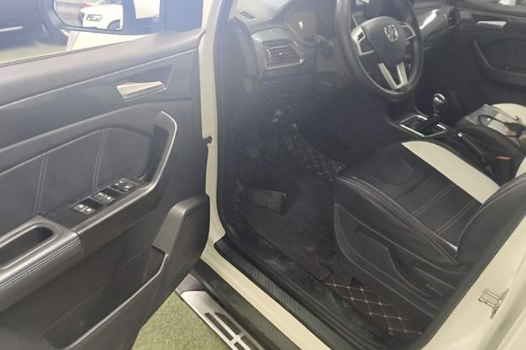 Used BAIC Weiwang M60 2017 1.5L Manual Silver Edition Driver Seat