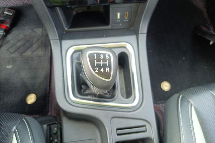 Used BAIC Weiwang M60 2017 1.5L Manual Platinum Edition Gear Lever