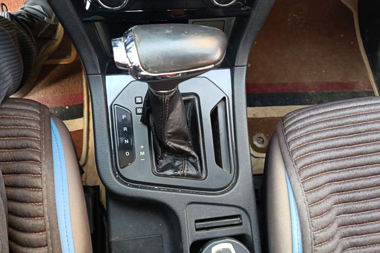 Used BAIC Weiwang M60 2017 1.5T CVT Diamond Edition Gear Lever