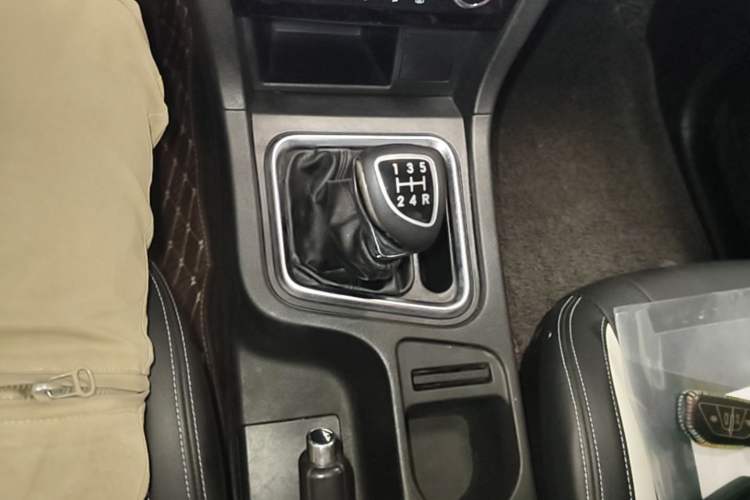Used BAIC Weiwang M60 2017 1.5L Manual Silver Edition Gear Lever