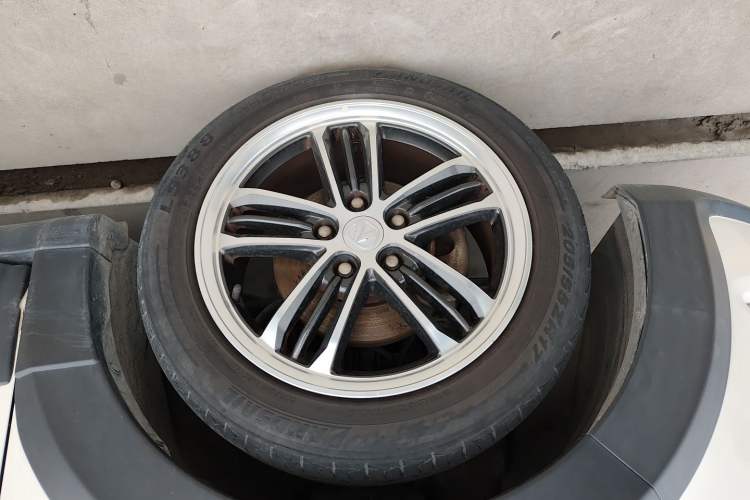 Used BAIC Weiwang M60 2017 1.5L Manual Silver Edition Left Front Wheel Hub