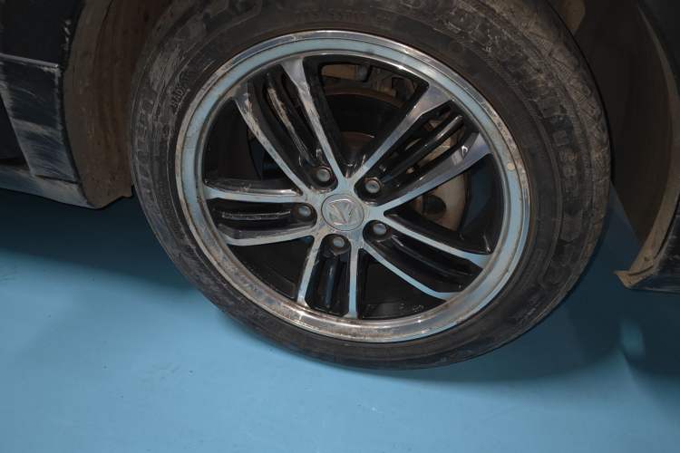 Used BAIC Weiwang M60 2017 1.5L Manual Platinum Edition Right Front Wheel Hub
