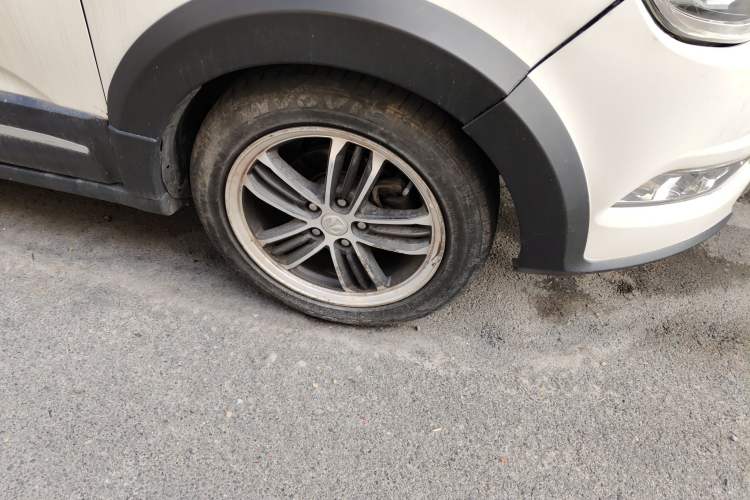 Used BAIC Weiwang M60 2017 1.5L Manual Platinum Edition Right Front Wheel Hub