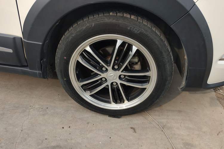 Used BAIC Weiwang M60 2017 1.5L Manual Platinum Edition Right Front Wheel Hub