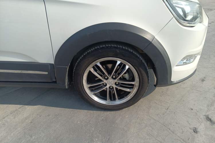 Used BAIC Weiwang M60 2017 1.5L Manual Platinum Edition Right Front Wheel Hub