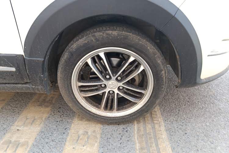 Used BAIC Weiwang M60 2017 1.5T CVT Diamond Edition Right Front Wheel Hub