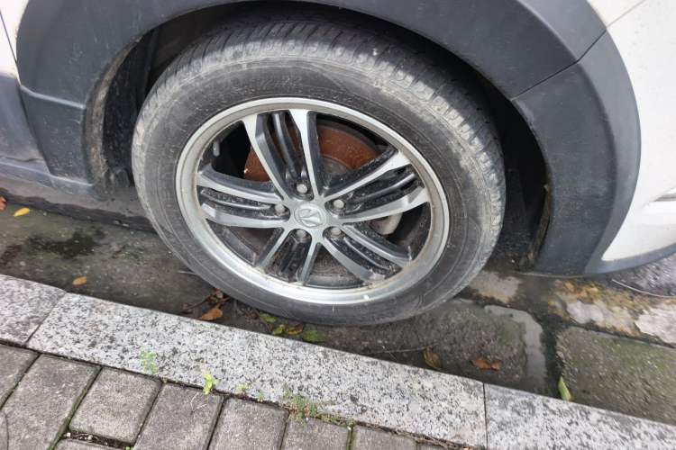 Used BAIC Weiwang M60 2017 1.5L Manual Platinum Edition Right Front Wheel Hub