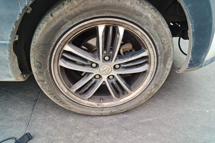 Used BAIC Weiwang M60 2017 1.5L Manual Platinum Edition Right Front Wheel Hub