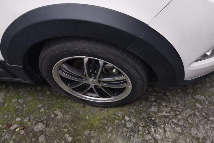 Used BAIC Weiwang M60 2017 1.5L Manual Platinum Edition Right Front Wheel Hub