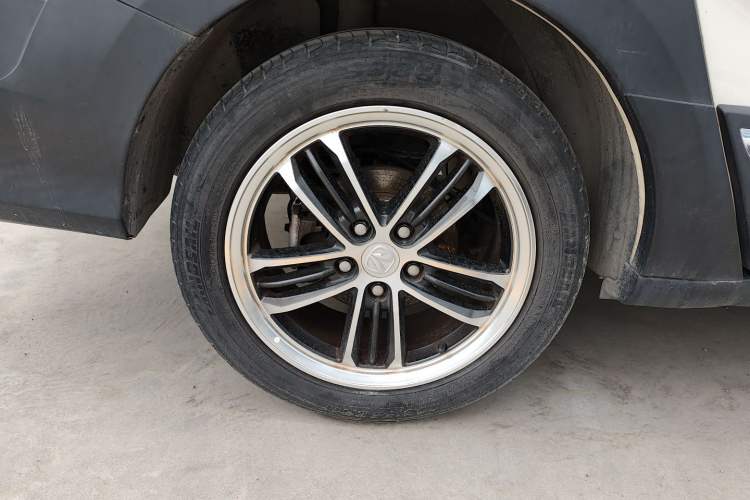 Used BAIC Weiwang M60 2017 1.5L Manual Silver Edition Right Rear Wheel Hub