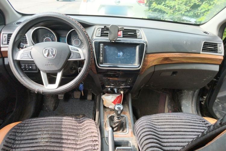 Used BAIC Weiwang S50 2016 1.5T Manual Joyful Elite Edition Center Console
