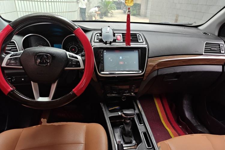 Used BAIC Weiwang S50 2016 1.5T CVT Joyful Luxury Model Center Console