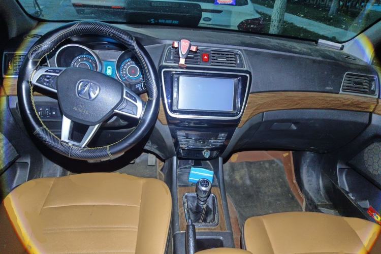 Used BAIC Weiwang S50 2016 1.5T Manual Joyful Elite Edition Center Console