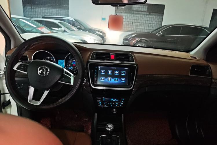 Used BAIC Weiwang S50 2016 1.5T Manual Lede Premium Edition Center Console