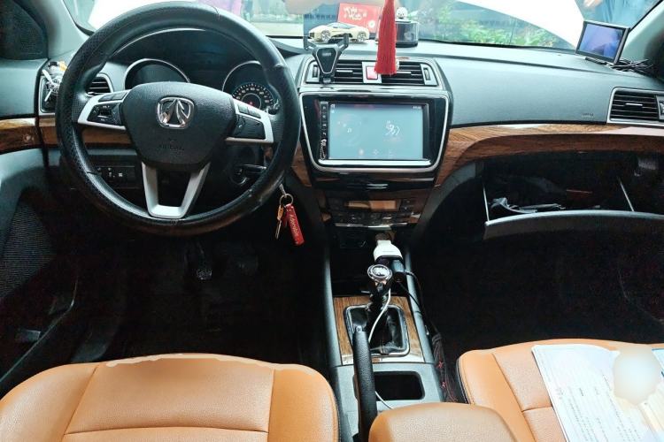 Used BAIC Weiwang S50 2016 1.5T Manual Happy Motion Superior Edition Center Console