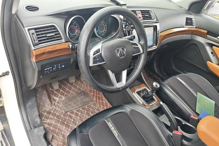 Used BAIC Weiwang S50 2016 1.5T Manual Happy Motion Superior Edition Center Console