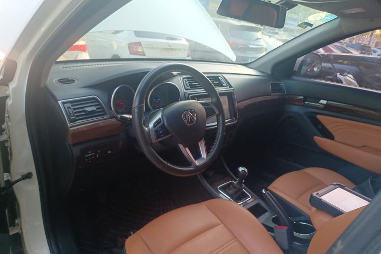 Used BAIC Weiwang S50 2016 1.5T Manual Joyful Premium Edition Center Console