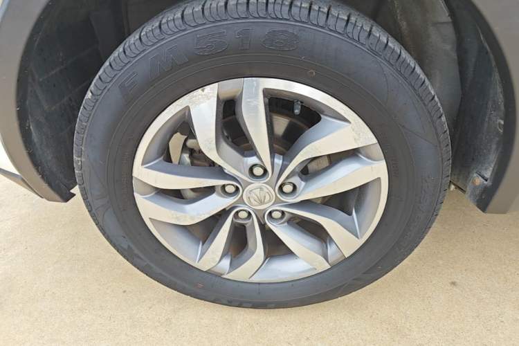 Used BAIC Weiwang S50 2016 1.5T CVT Joyful Premium Edition Left Front Wheel Hub