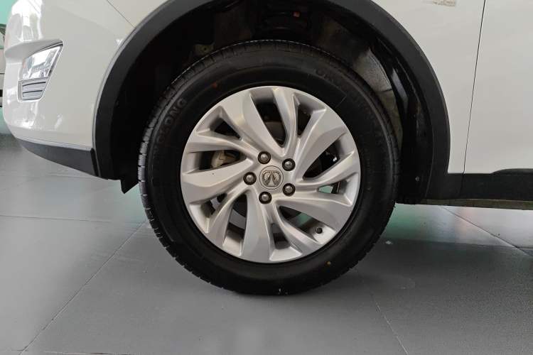 Used BAIC Weiwang S50 2016 1.5T Manual Joyful Elite Edition Left Front Wheel Hub