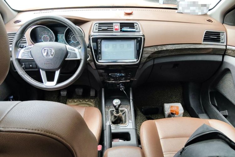 Used BAIC Weiwang S50 2016 1.5T Manual Lede Premium Edition Center Console