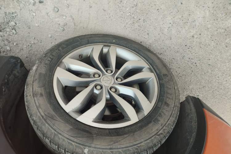 Used BAIC Weiwang S50 2016 1.5T CVT Joyful Premium Edition Left Front Wheel Hub