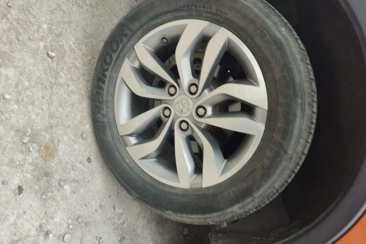 Used BAIC Weiwang S50 2016 1.5T CVT Joyful Premium Edition Right Rear Wheel Hub