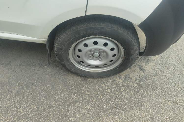 Used Bak Xingyi 2020 All-Electric Closed Cargo Van Right Front Wheel Hub