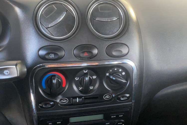 Used Baojun 2012 Revised Version 1.2L Manual Sporty Edition Dynamic Type Audio And AC Panel