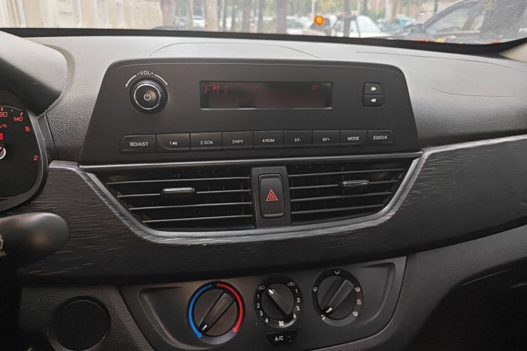 Used Baojun 310 2016 1.2L manual Comfort trim level Audio And AC Panel