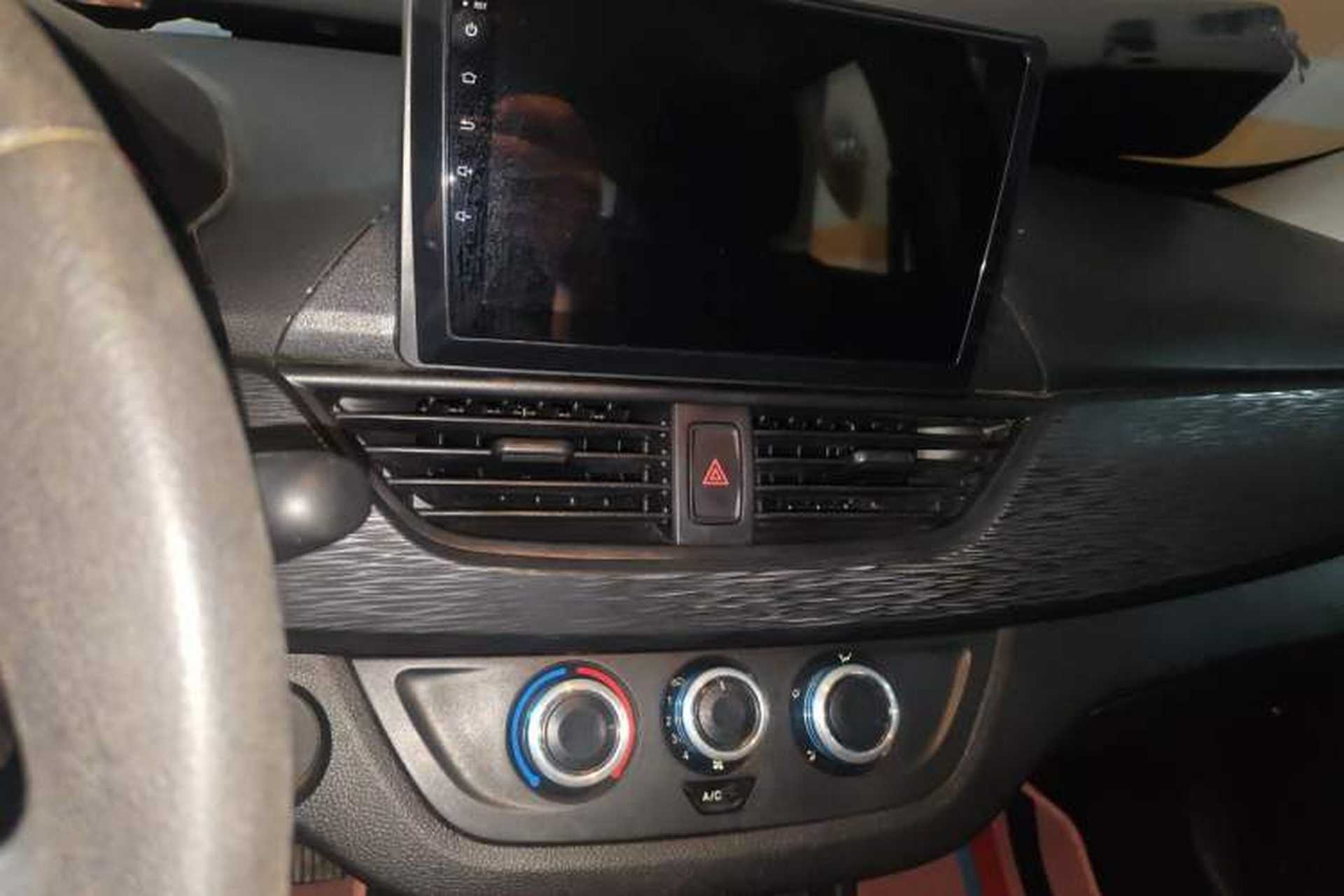 Used Baojun 310 2016 1.2L manual Comfort trim level Audio And AC Panel