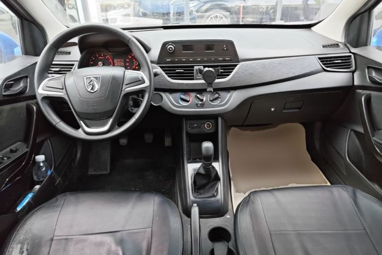 Used Baojun 310 2016 1.2L manual Comfort trim level Center Console