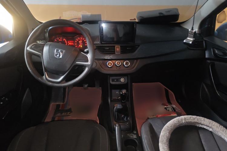 Used Baojun 310 2016 1.2L manual Comfort trim level Center Console