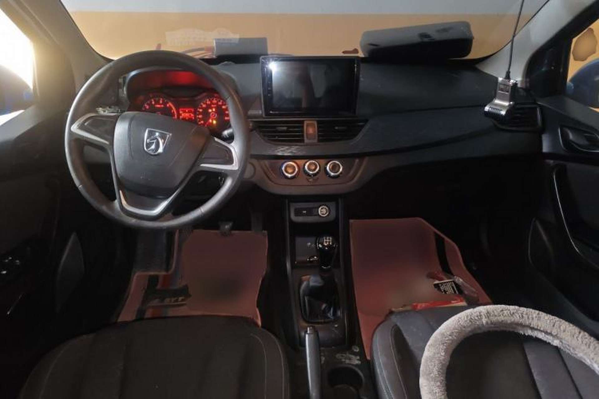 Used Baojun 310 2016 1.2L manual Comfort trim level Center Console