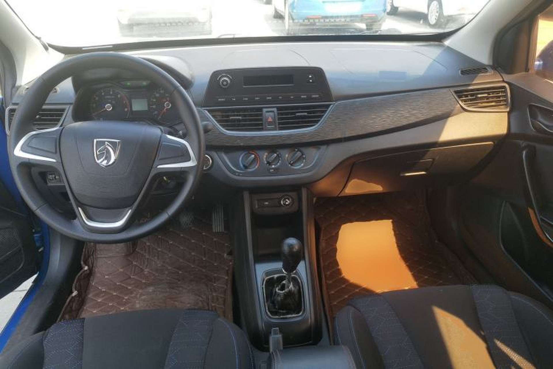 Used Baojun 310 2016 1.2L manual Comfort trim level Center Console