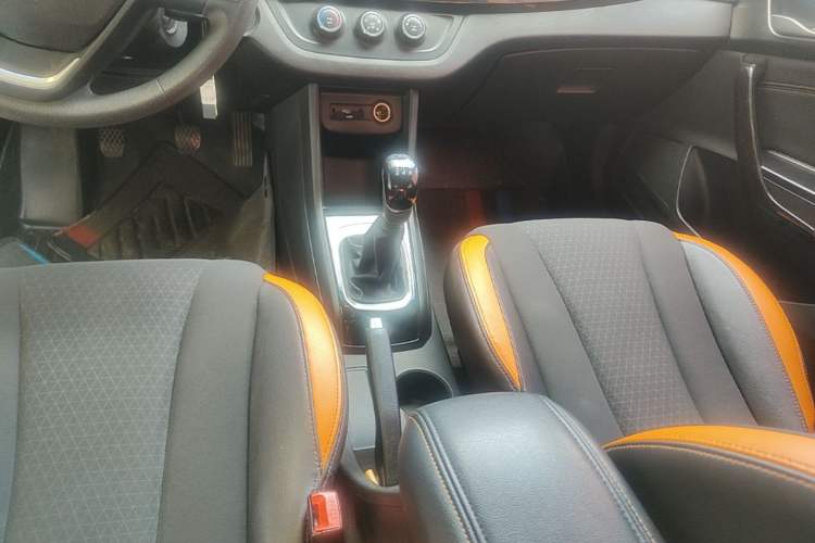 Used Baojun 310 2016 1.2L Manual Fashionable Edition Gear Lever