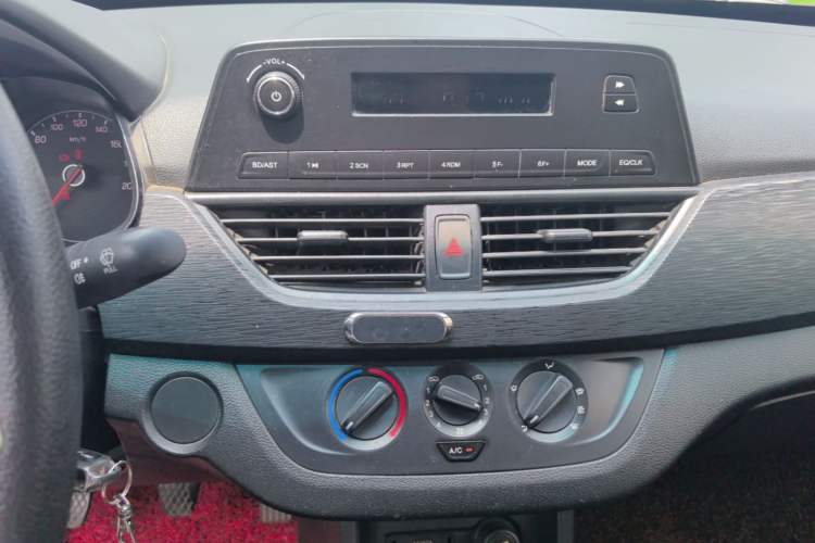 Used Baojun 310 2016 1.2L manual Comfort trim level Audio And AC Panel