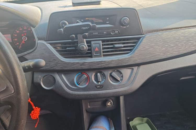Used Baojun 310 2016 1.2L Manual Value Edition Audio And AC Panel