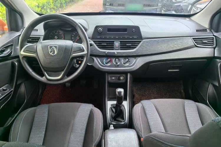 Used Baojun 310 2016 1.2L manual Comfort trim level Center Console
