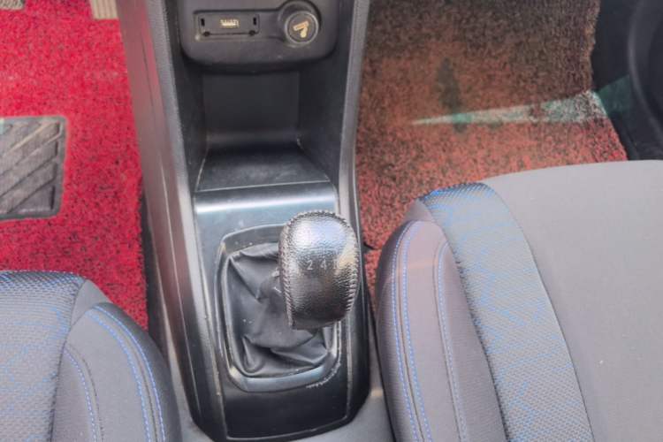 Used Baojun 310 2016 1.2L manual Comfort trim level Gear Lever