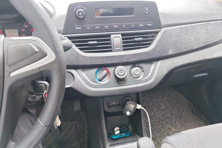 Used Baojun 310 2016 1.2L manual Comfort trim level Audio And AC Panel